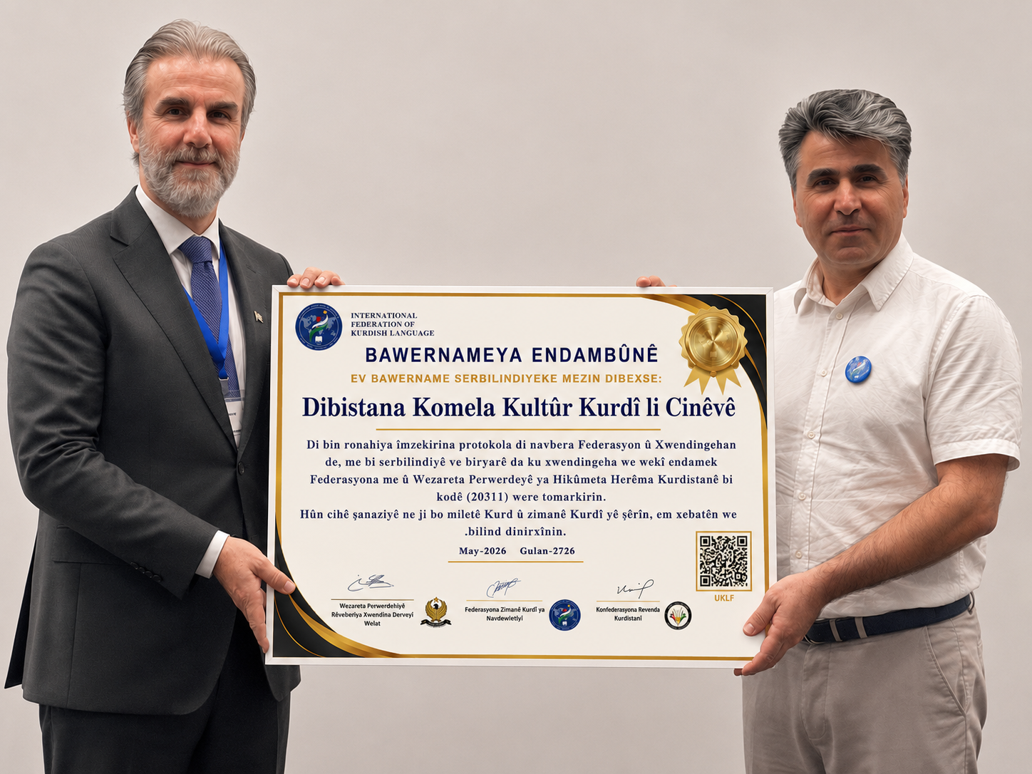 M. Ferhad Miro reçoit le certificat d’adhésion de l’ACKG à la Fédération internationale de la langue kurde.